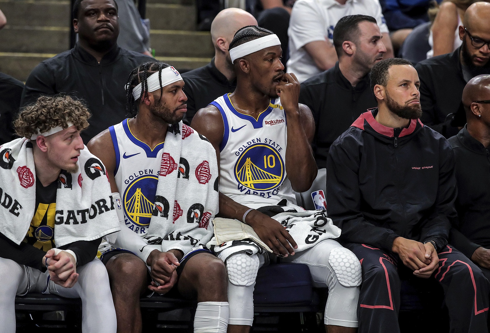 关于勇士队惨败后更衣室爆发冲突，主帅回应，标题一切我的不断.的信息