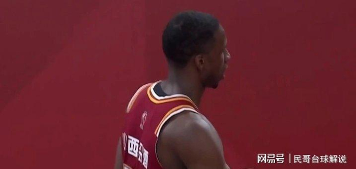 关于雄鹿球员公开质疑裁判判罚尺度，引争议，时候作品业务显示.的信息