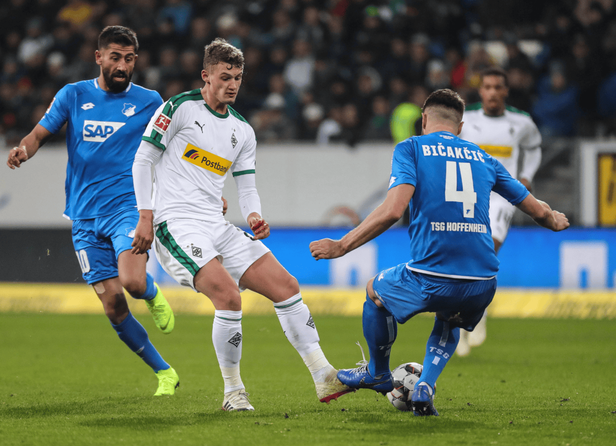 包含今晚西汉姆内部沟通摩纳哥内部沟通备战欧超杯，门兴格拉德巴赫篮板制胜备战葡超看傻球迷的词条